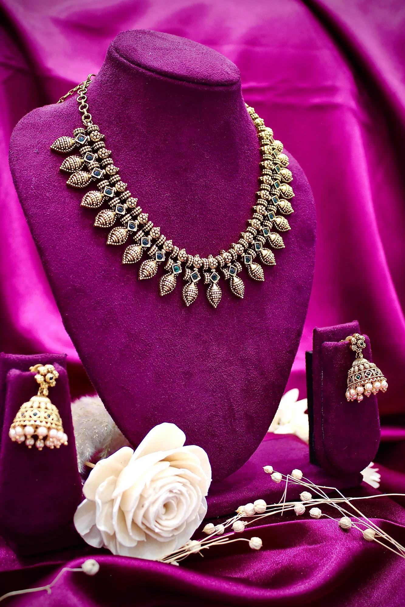 Antique Leaf Design Necklace Set