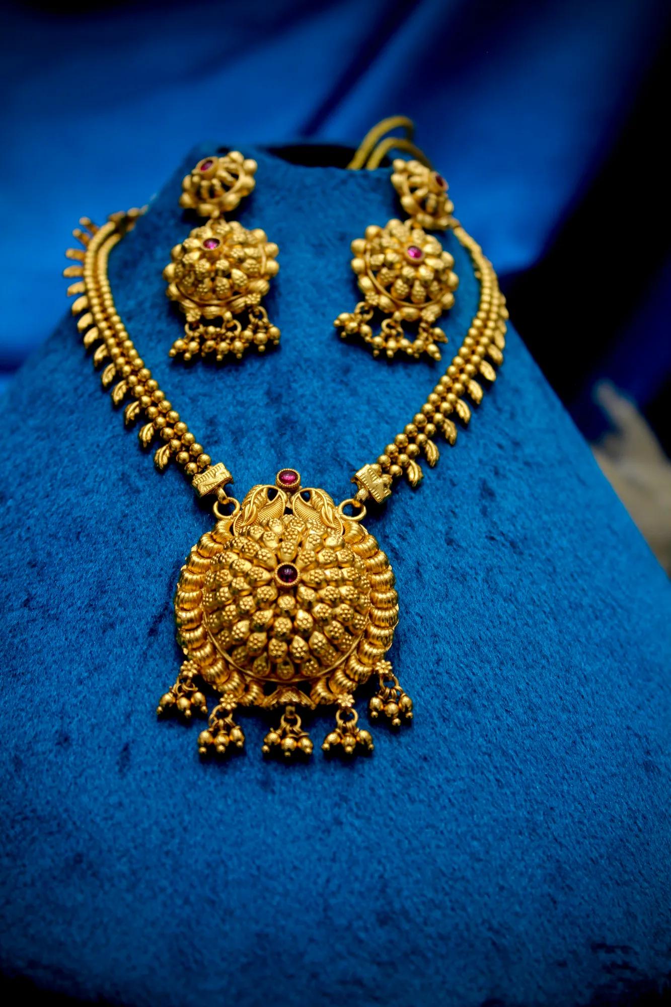 Royal Antique Temple Pendant Necklace Set