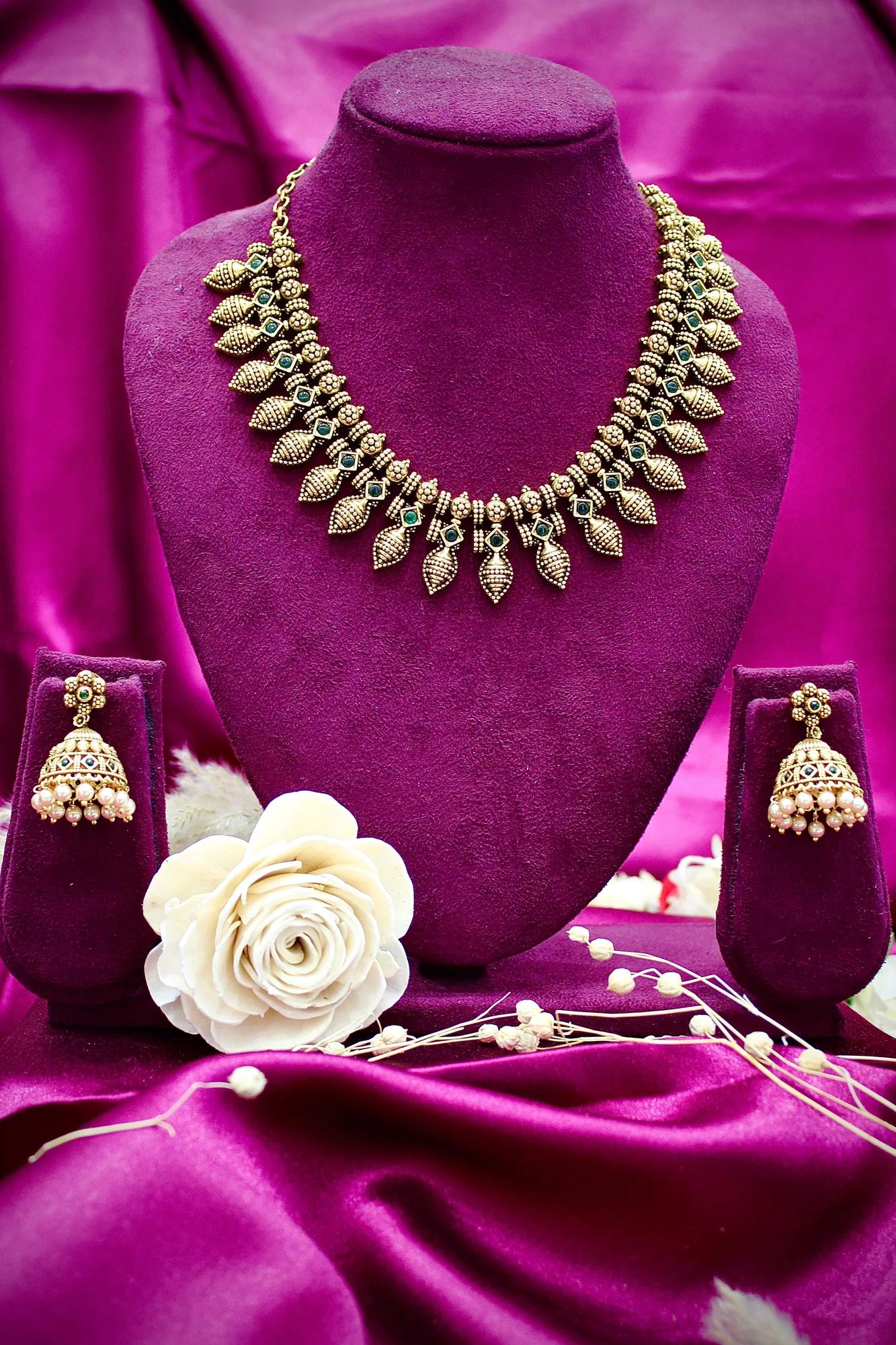 Antique Leaf Design Necklace Set