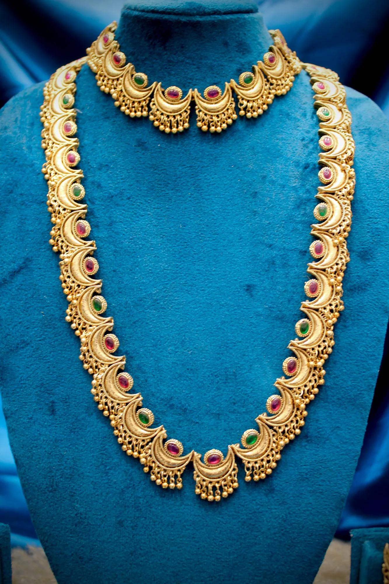 Royal Crescent Motif Necklace Set with Choker — Image 4