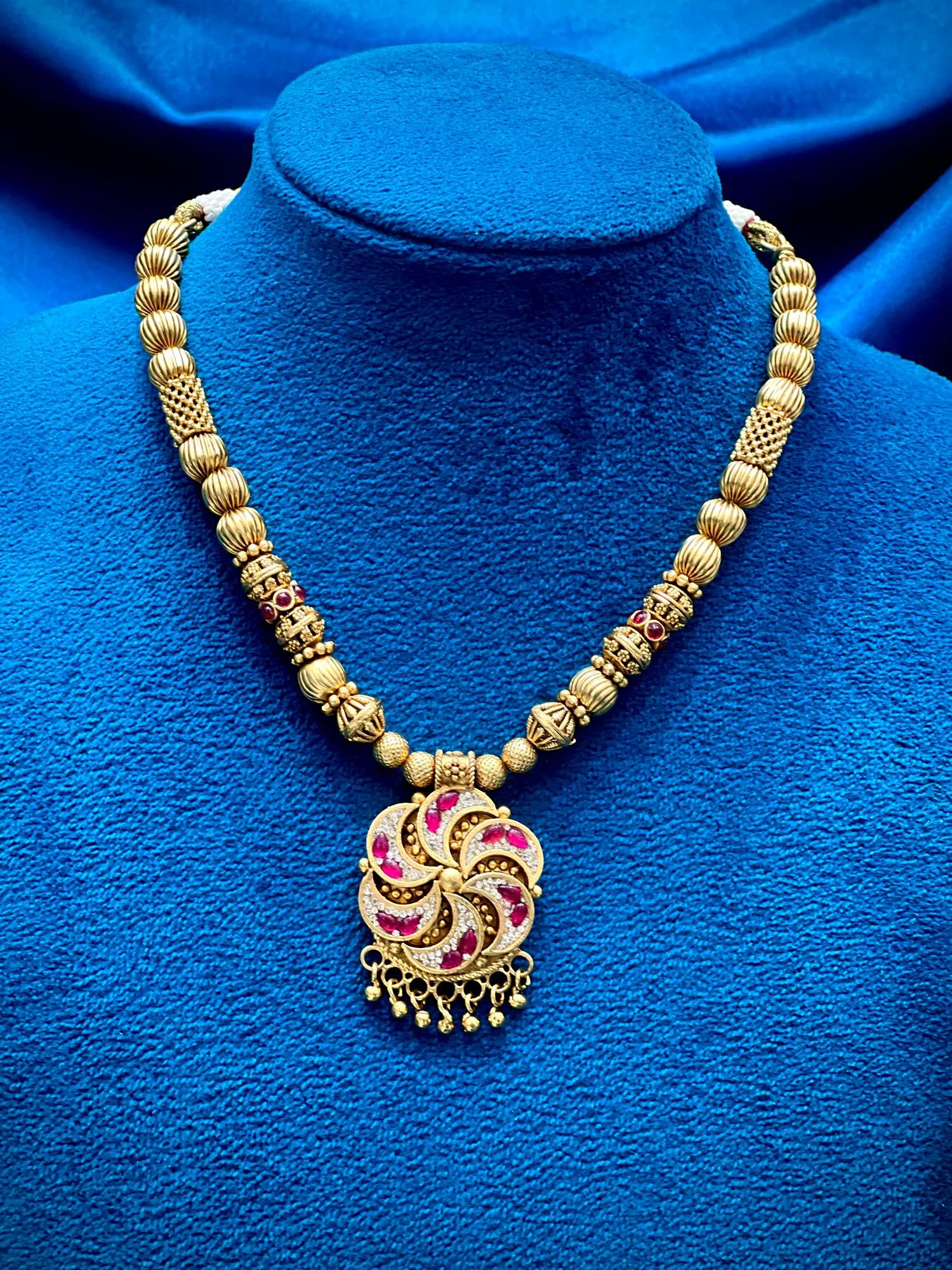 Matt multistone round temple pendent short haar