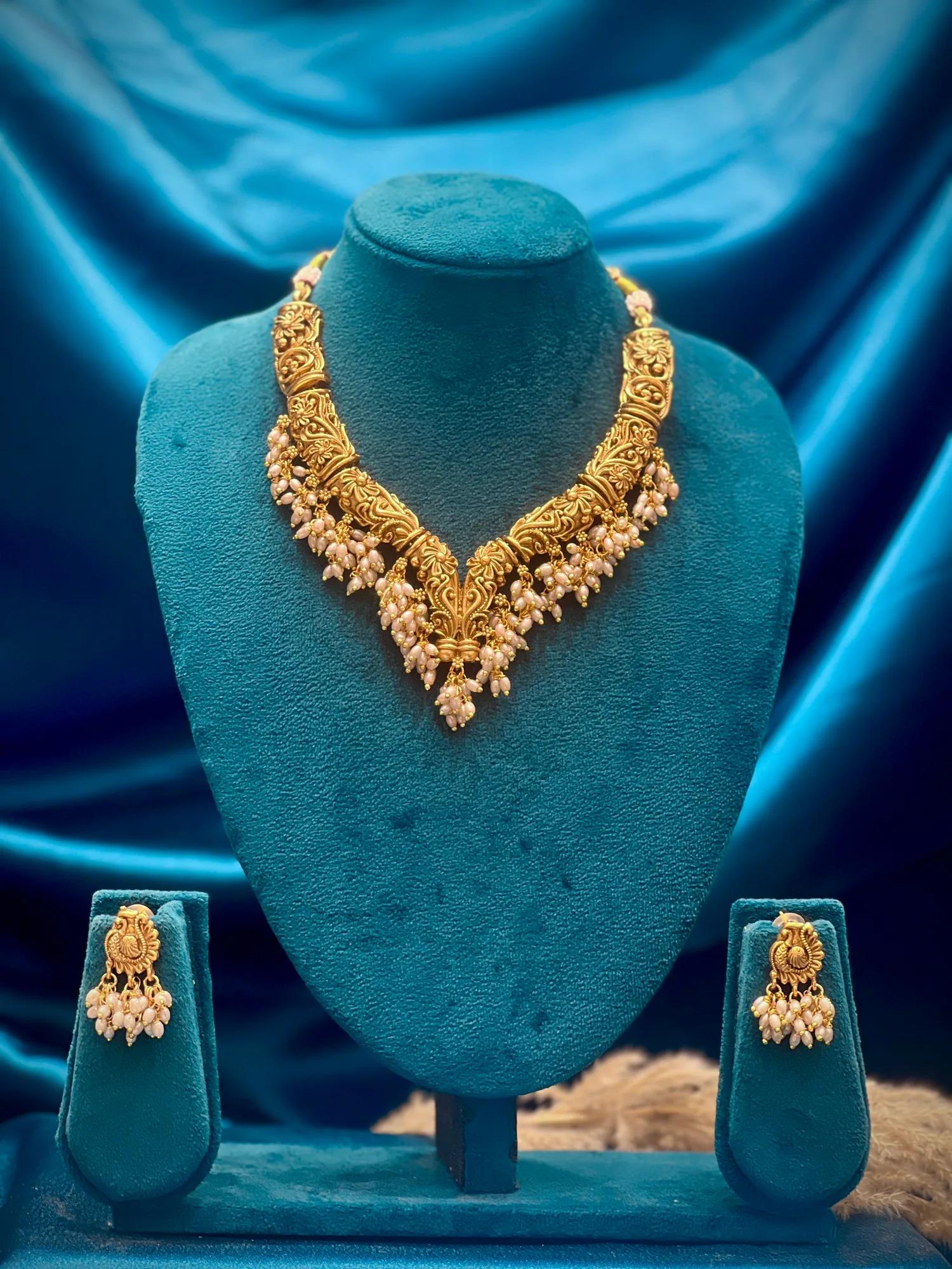 Matt necklace with white beeds