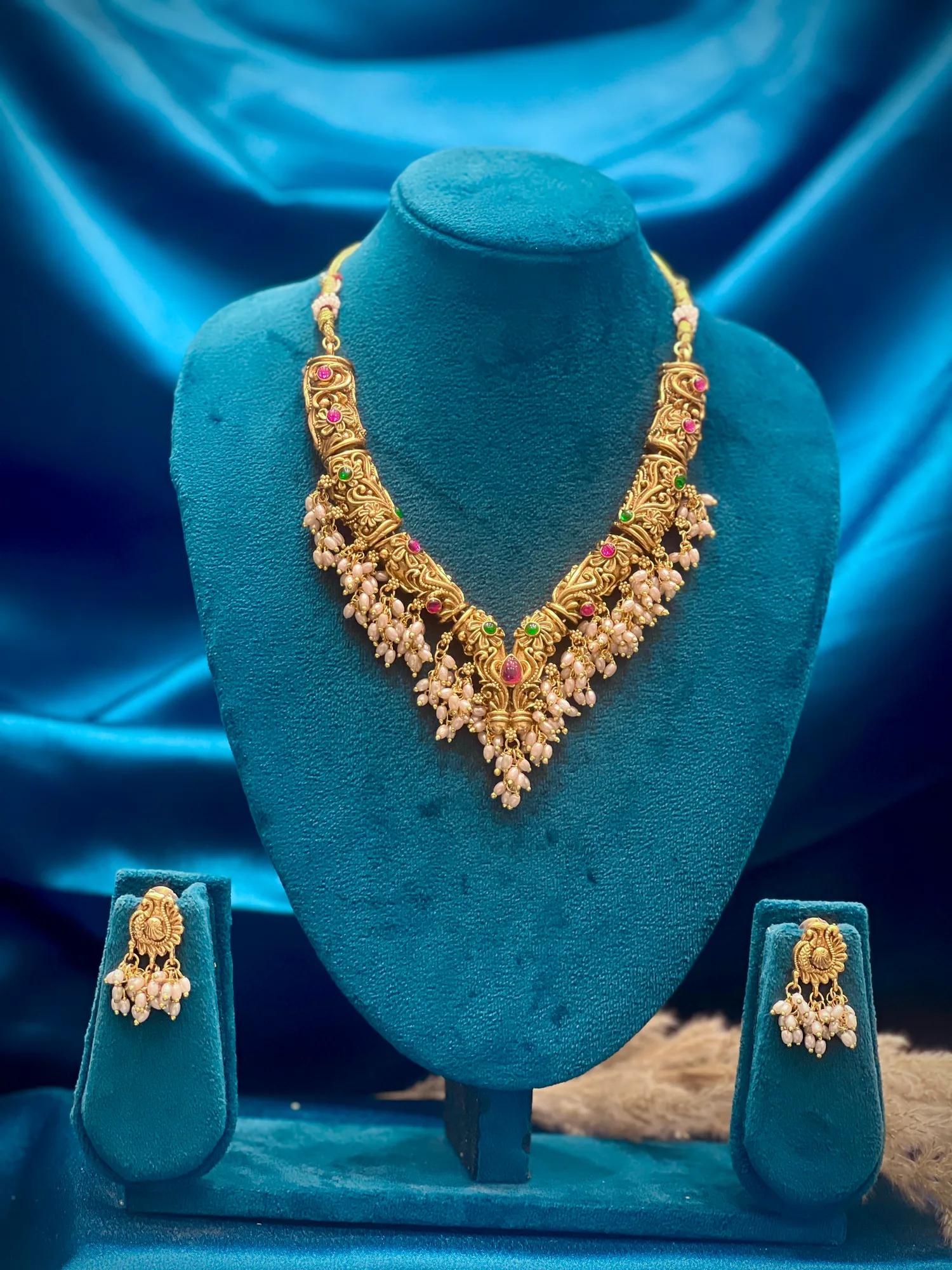 Matt necklace multistone with white beeds