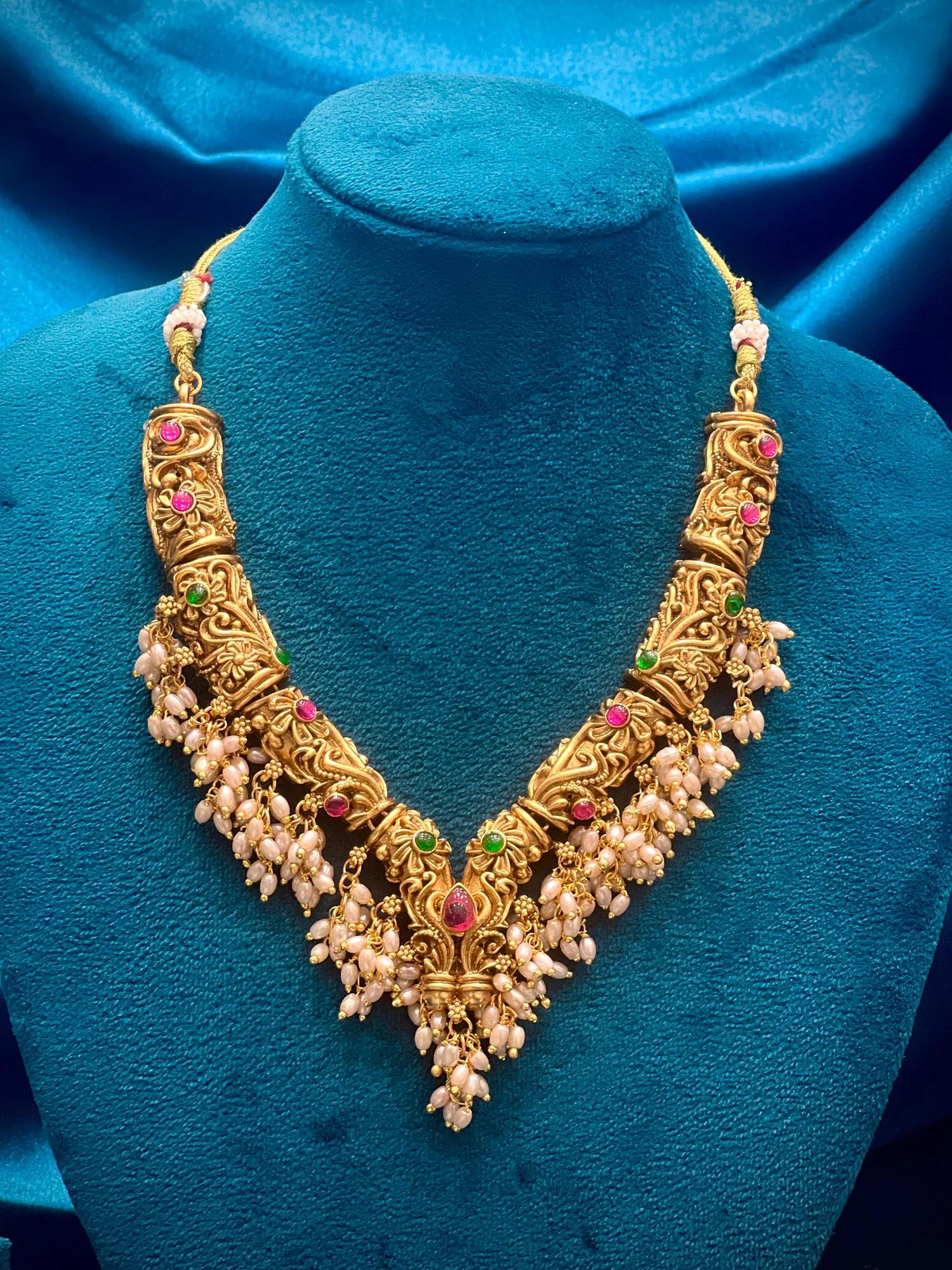 Matt necklace multistone with white beeds