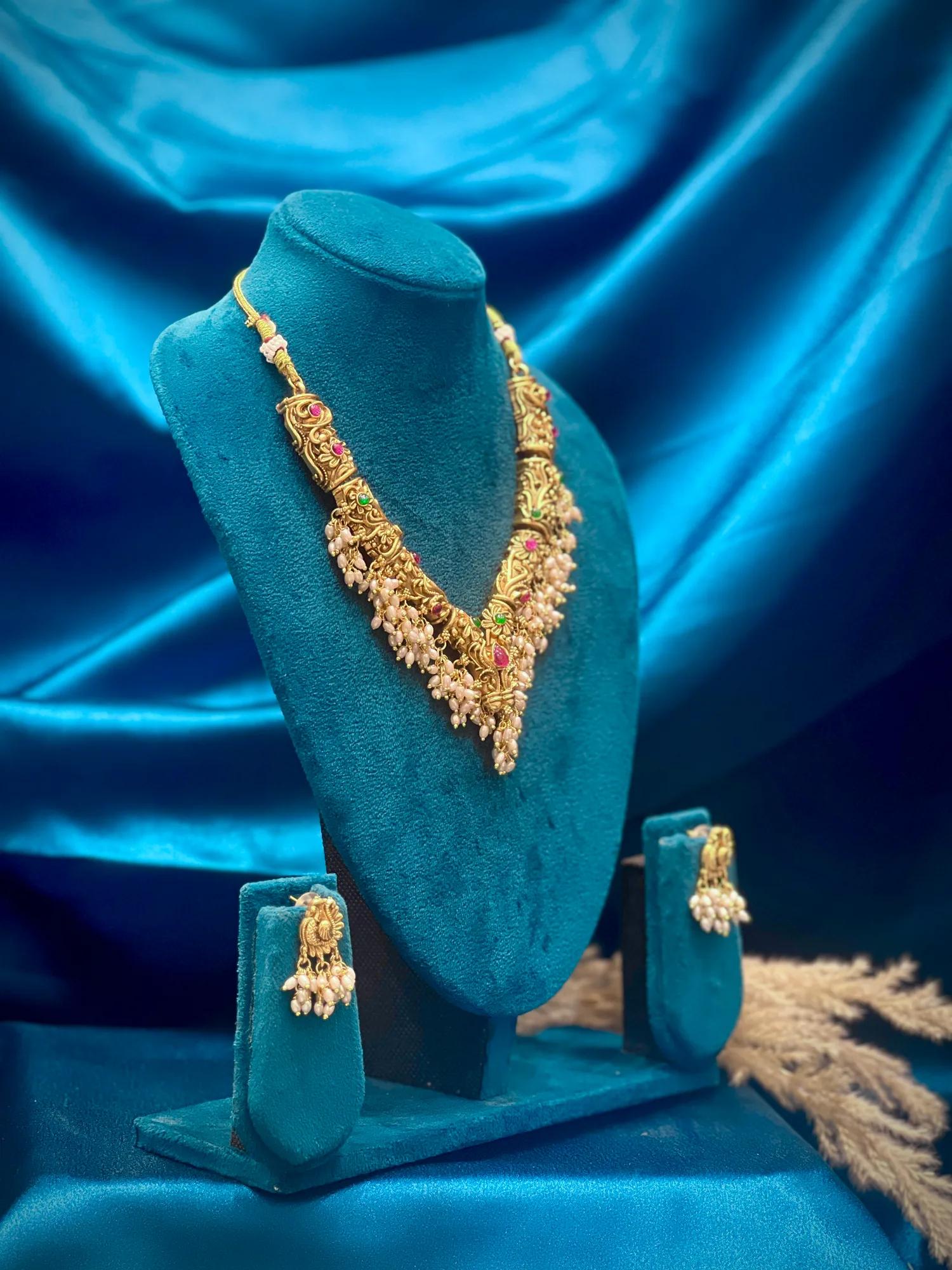 Matt necklace multistone with white beeds