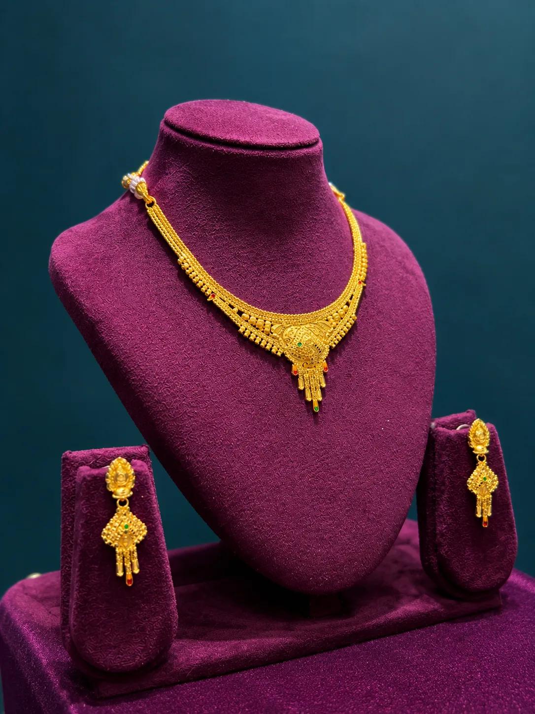 Elegant Traditional Gold Necklace Set
