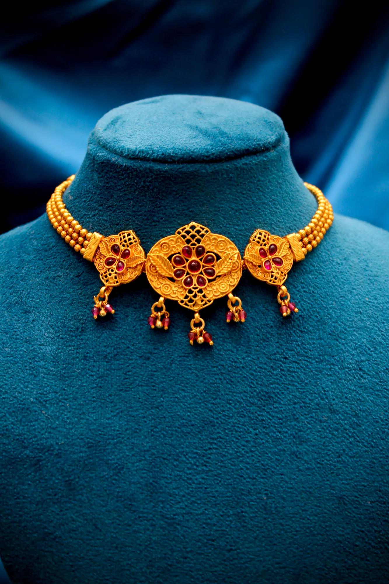 Traditional Floral Gold-Tone Choker Necklace Set with Earrings