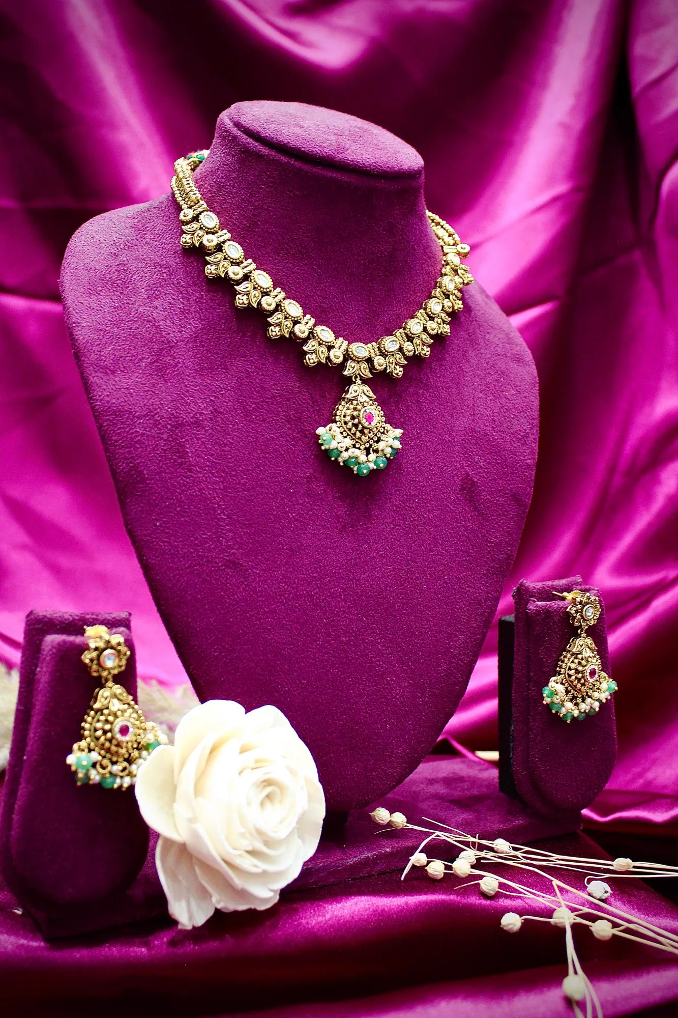 Antique Kundan Teardrop Pendant Necklace Set