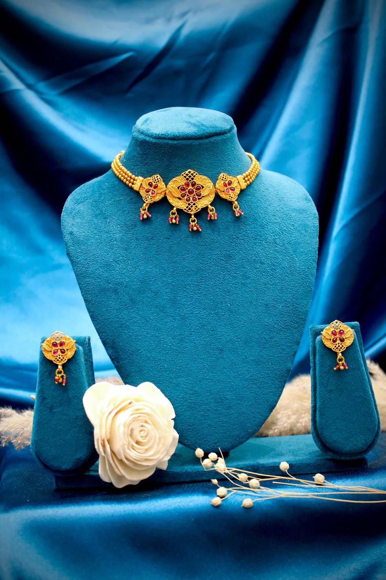 Traditional Floral Gold-Tone Choker Necklace Set with Earrings