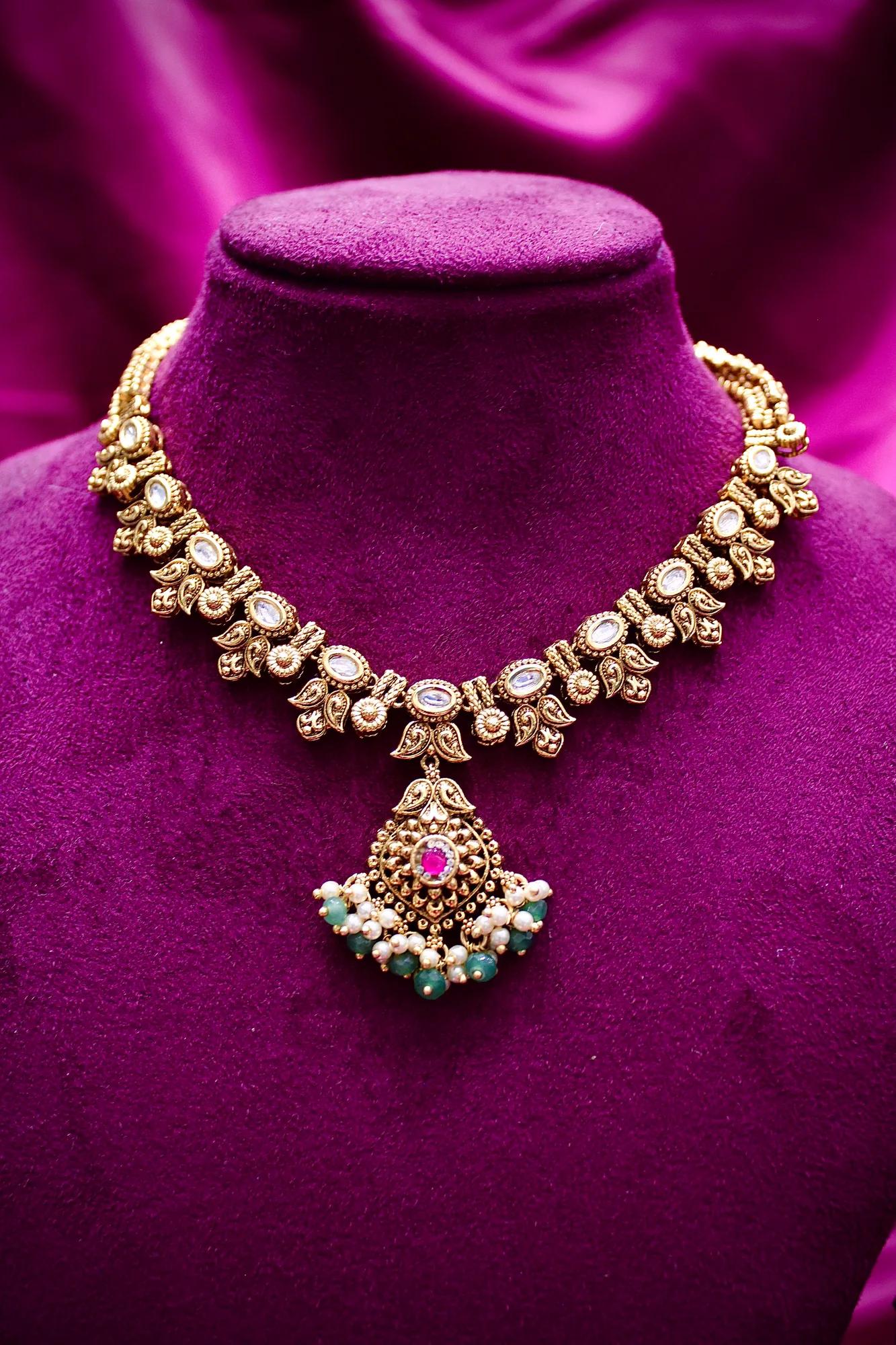 Antique Kundan Teardrop Pendant Necklace Set