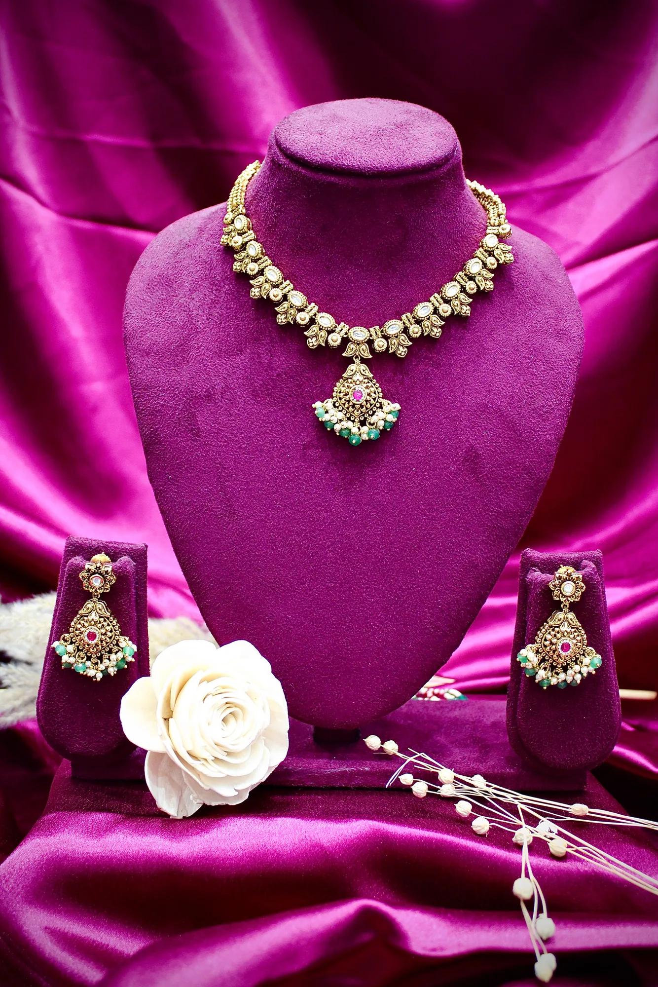Antique Kundan Teardrop Pendant Necklace Set