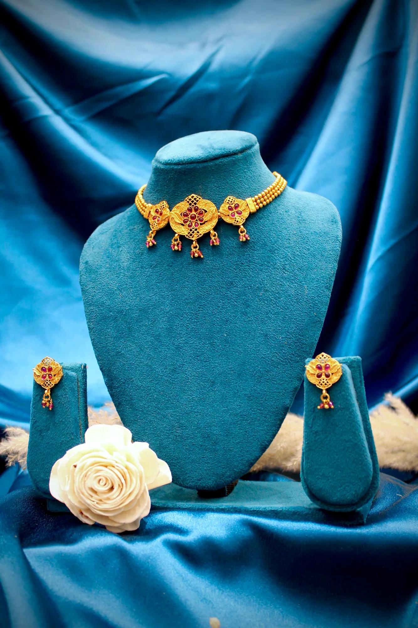 Traditional Floral Gold-Tone Choker Necklace Set with Earrings