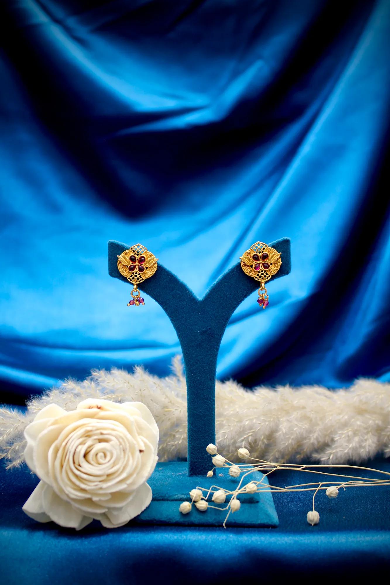 Traditional Floral Gold-Tone Choker Necklace Set with Earrings