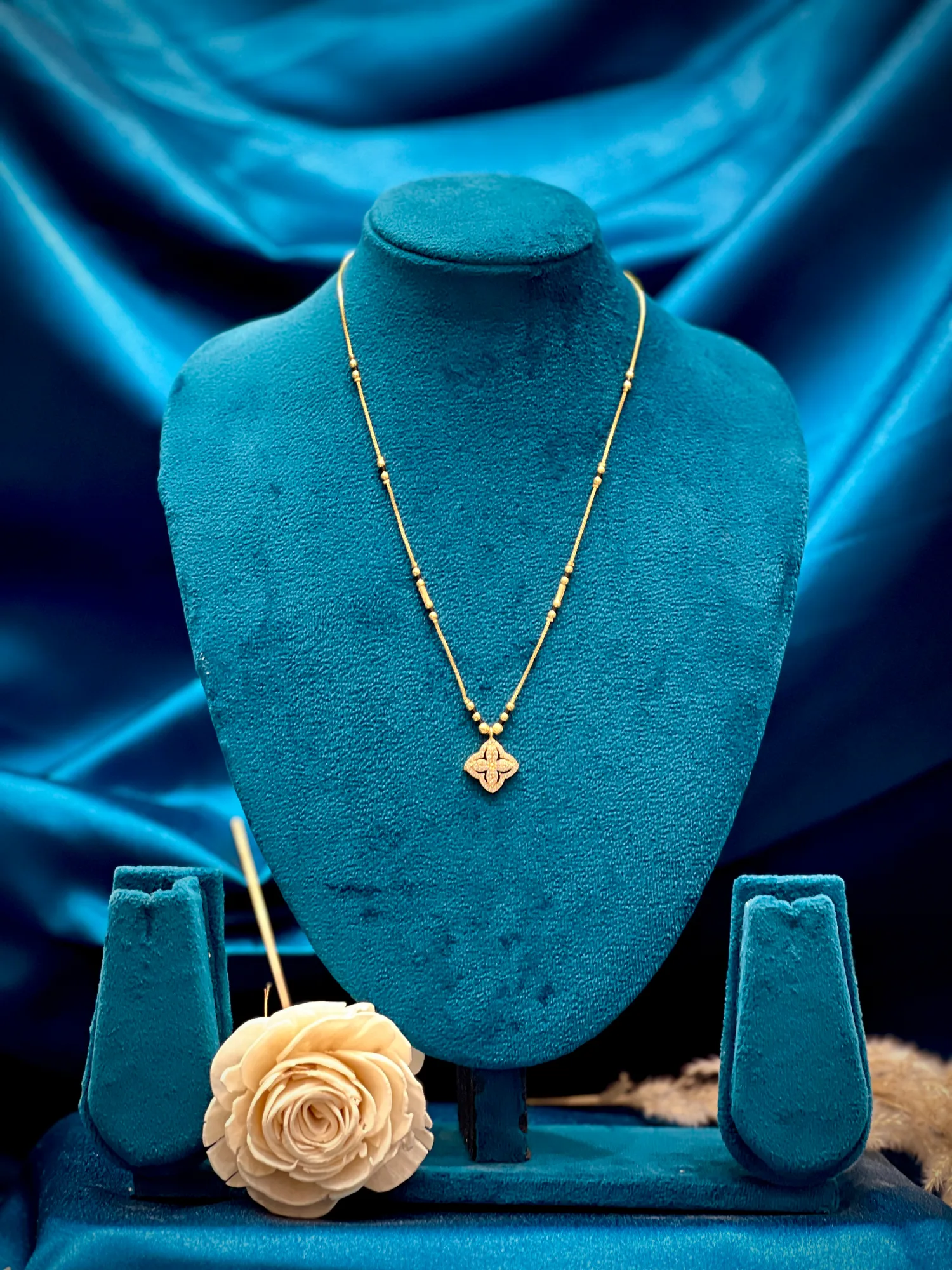 Short round whitestone flower pendent mangalsutra