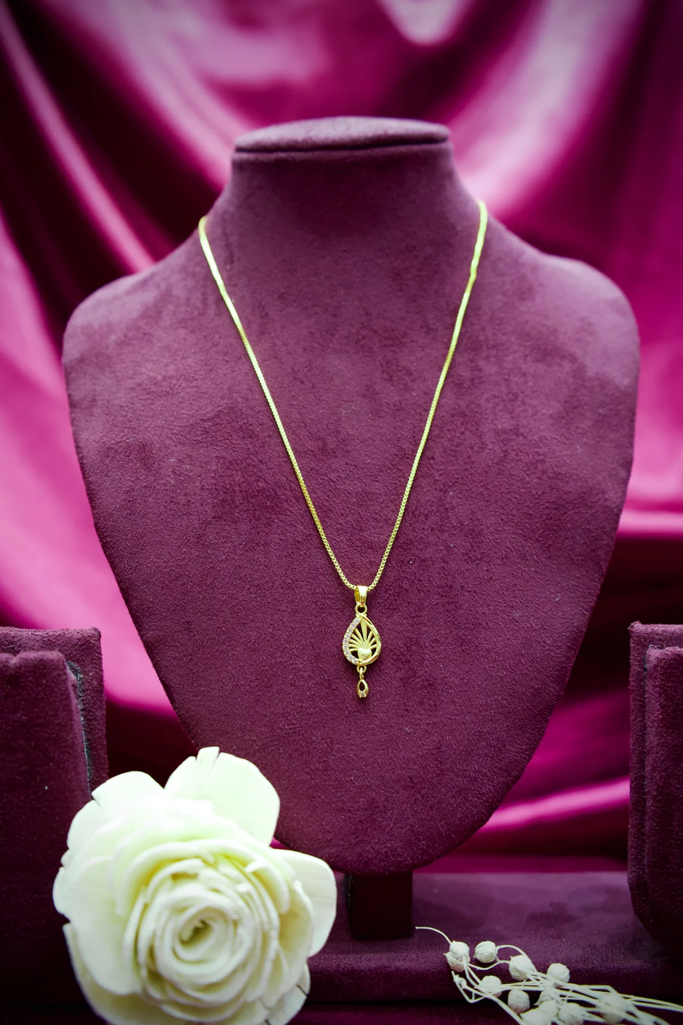 Minimalist Leaf Motif Gold Pendant Necklace
