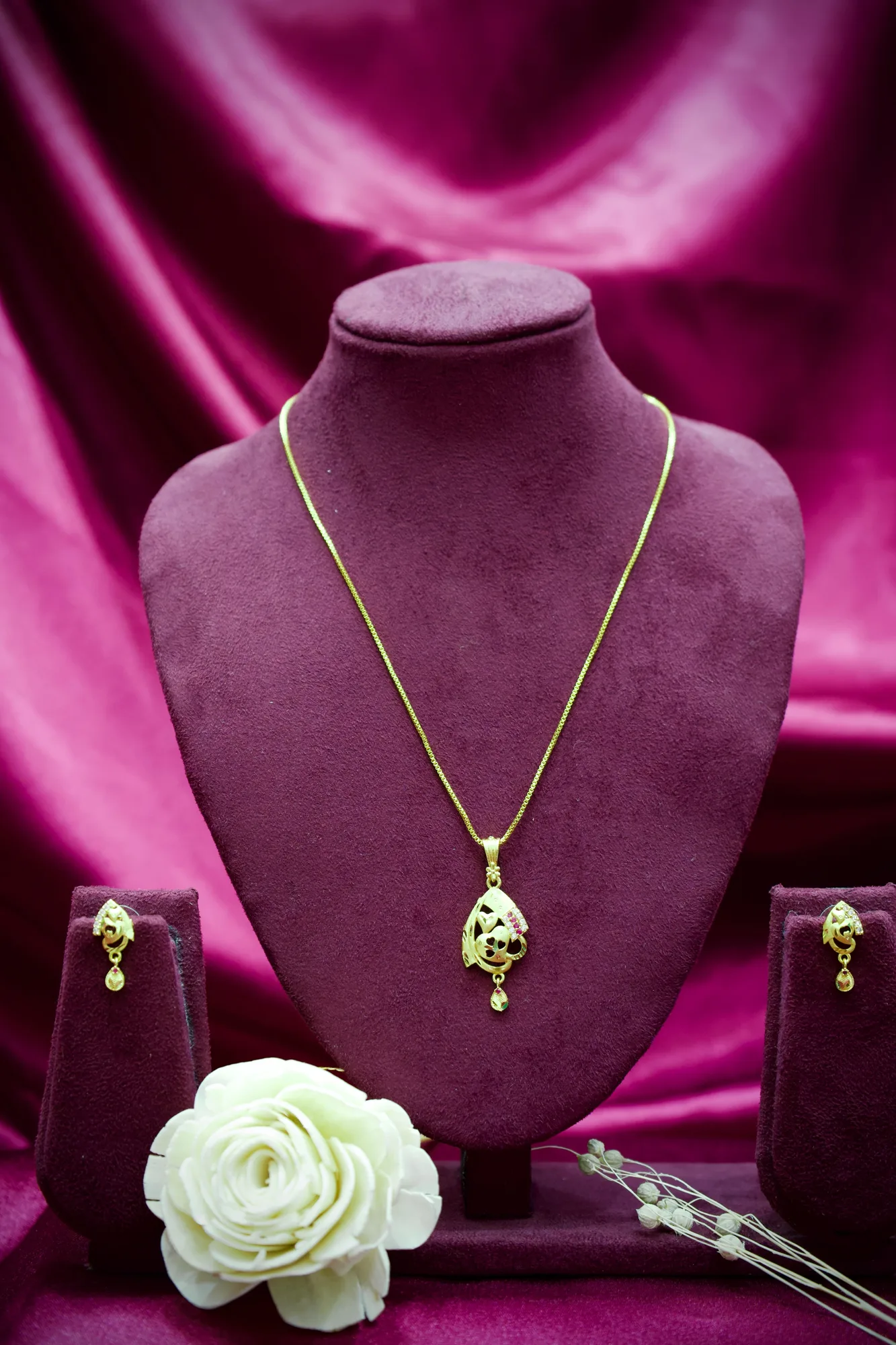 Abstract Heart Motif Gold Pendant Necklace