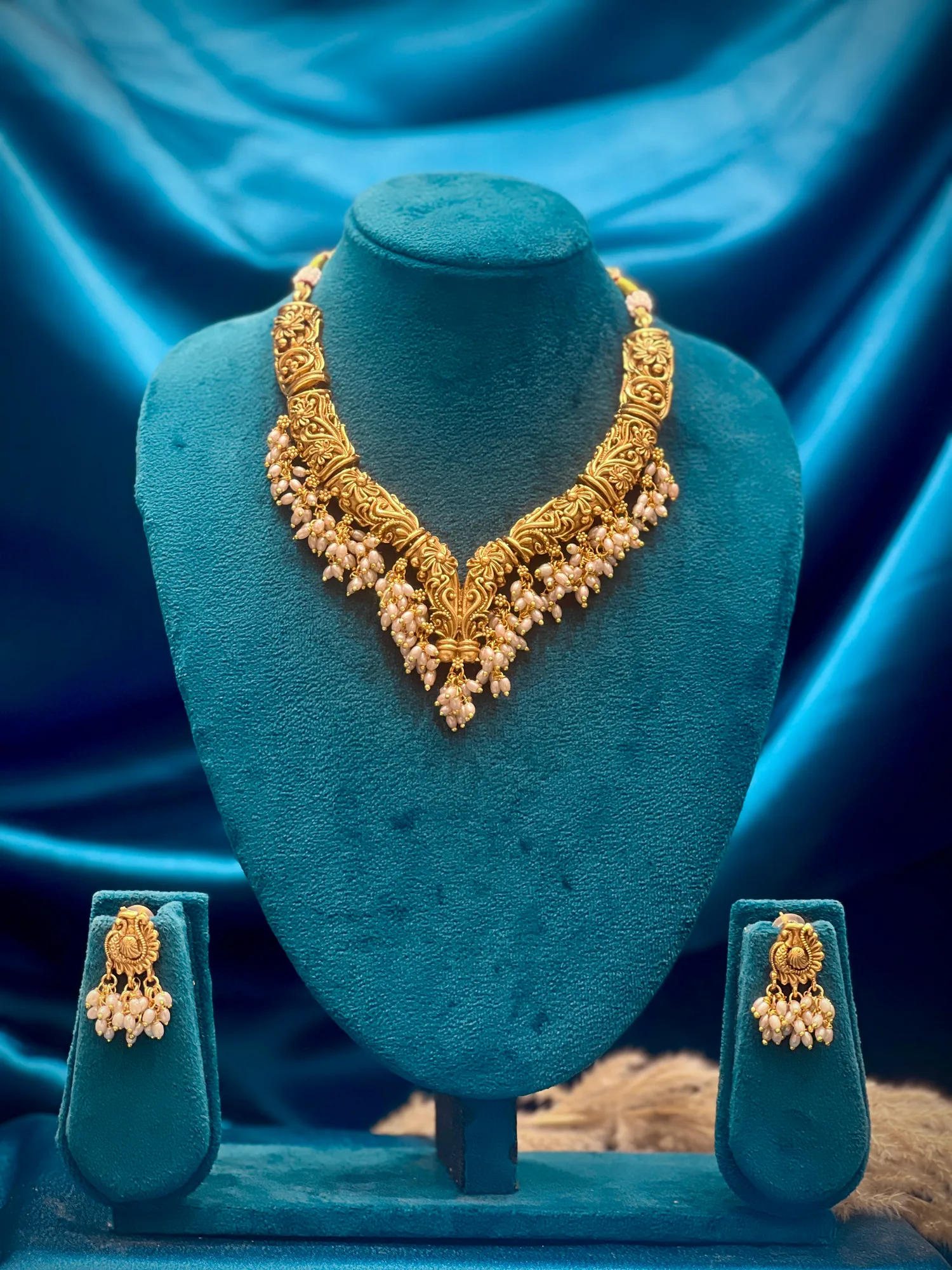 Matt necklace with white beeds