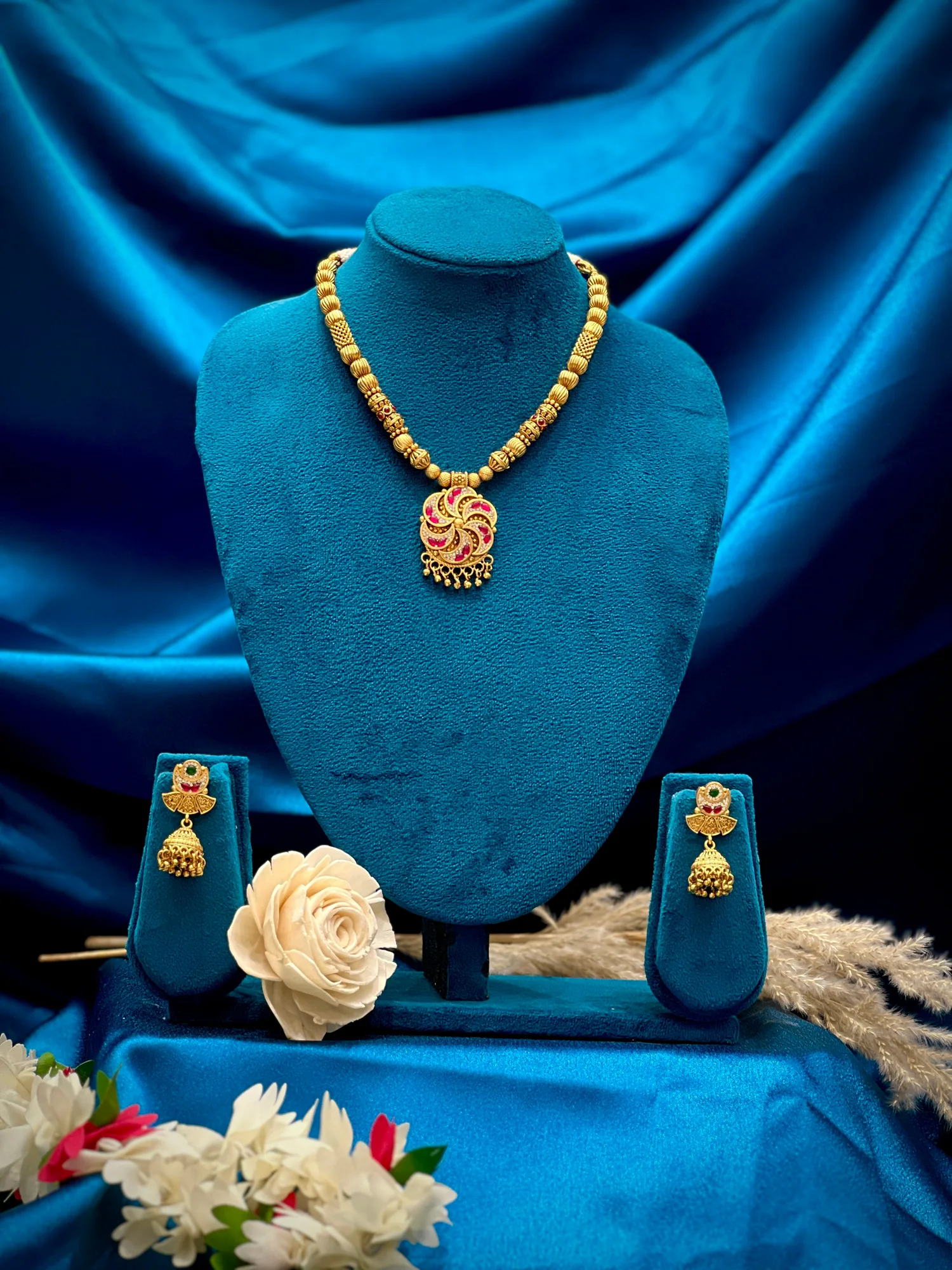 Matt multistone round temple pendent short haar